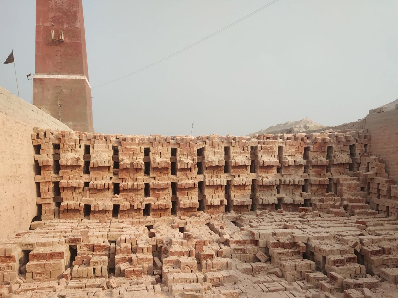 Interior de fábrica de cerâmica com fornos de queima de tijolos