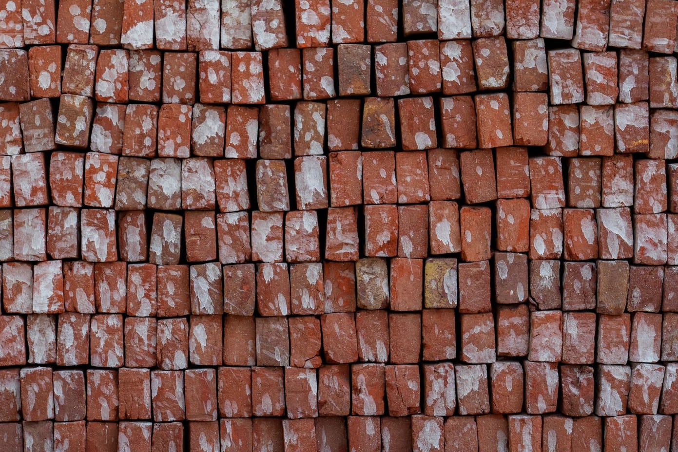 Pilhas de tijolos cerâmicos vermelhos prontos para expedição